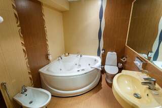 Отель Hotel Rocca al Mare Таллин Трехместный семейный номер с гидромассажной ванной-1